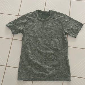 Mens Lululemon Metal Vent top. Size Lg. Slim fit